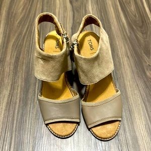 TOMS Majorca Taupe Suede Leather Heeled Peep Toe Sandal Sz 8.5